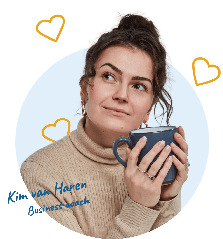 Kim van Haren, Business coach, kijkt in de richting van de tekst. Ze heeft een kop koffie in haar handen.